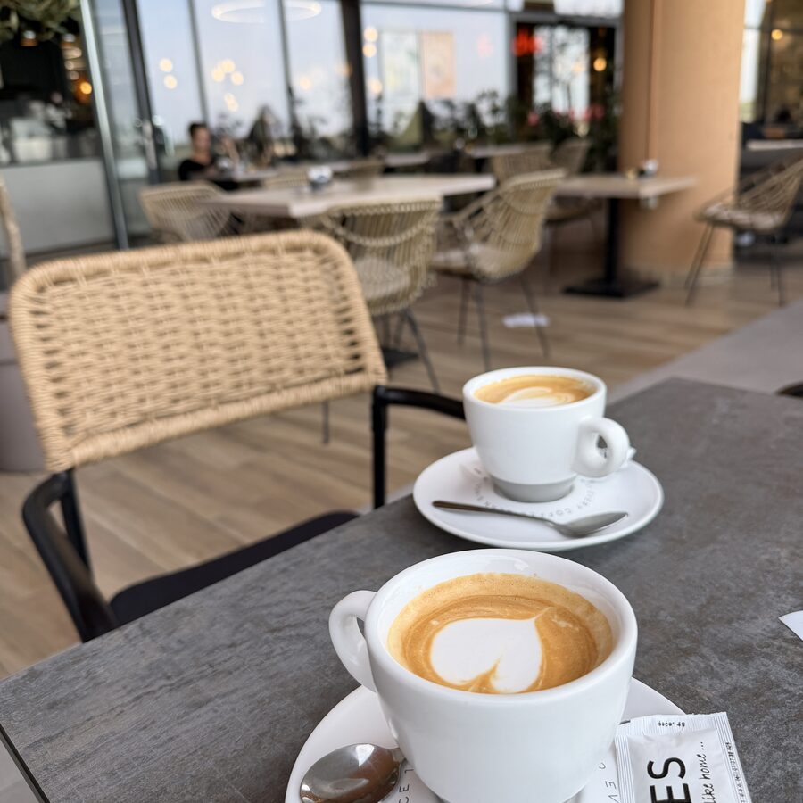 Kava na stolu u kafiću